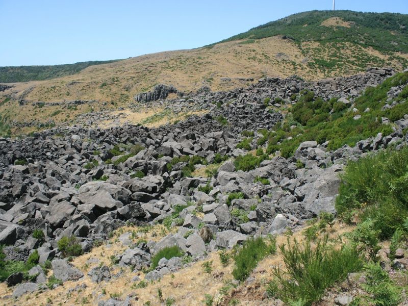 Sítio das Pedras - stacking blocks of basalt © Ricardo Ramalho