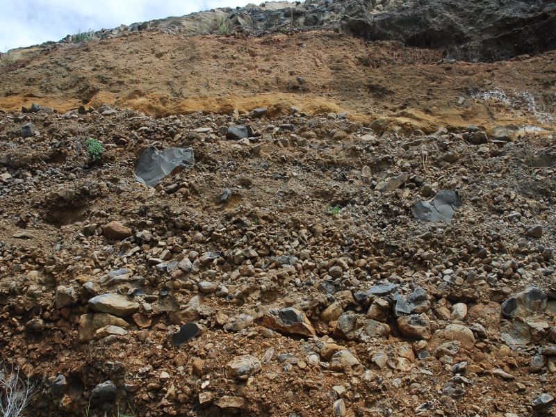 Foz da Ribeira do Natal - depósitos sedimentares grosseiros de fácies conglomeráticas e brechóides pertencentes à Formação do Funchal © Brum da Silveira