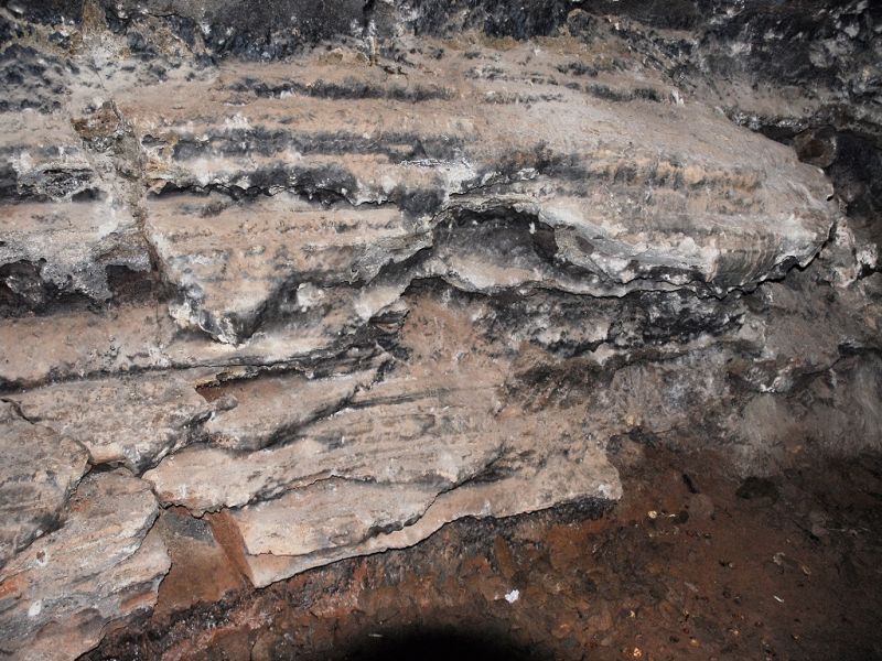 Grutas do Cavalum - pormenor do interior de um tudo de lava © Brum da Silveira