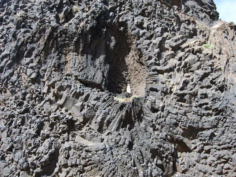 Pillow lavas with radial fracturing- large tube © Celso Figueira 