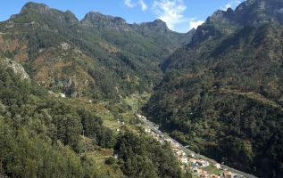 Fajã dos Vinháticos - panorâmica sobre a Ribeira Brava © Brum da Silveira
