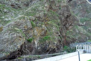 Sequência de derrames basálticos subaéreos e depósitos conglomeráticos e brechóides (de tipo lahar) © Brum da Silveira 